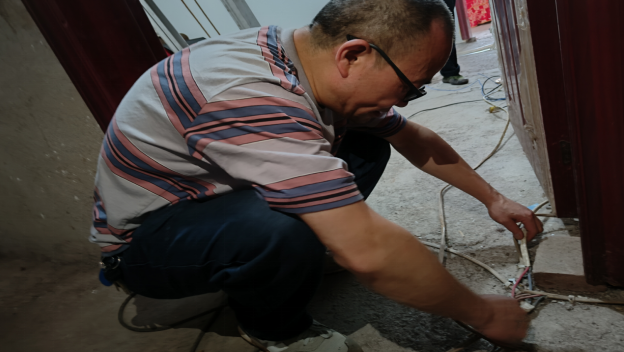 三下鄉(xiāng)“維修家電”實(shí)踐主題|畢節(jié)工業(yè)職業(yè)技術(shù)學(xué)院  “星與心源”暑假社會實(shí)踐團(tuán)隊(duì)開展“上門為百姓服務(wù)”主題活動(dòng)