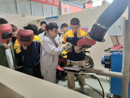 ?大國(guó)工匠進(jìn)校園，一對(duì)一技能傳授 