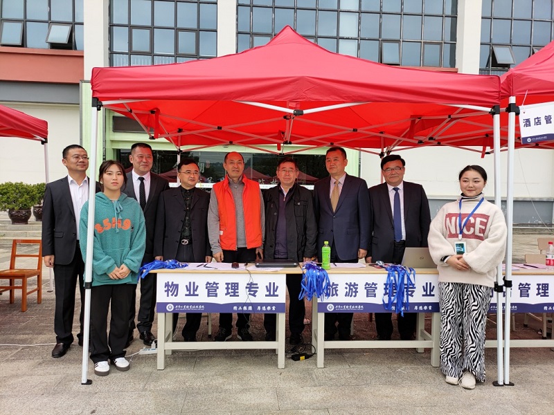 市政協(xié)副主席秦天志、重慶海怡天集團董事局主席張海源一行蒞臨我院考察指導