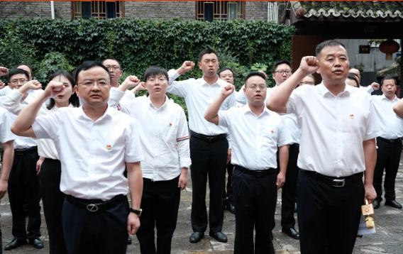 慶祝建黨100周年系列活動（三） | 畢節(jié)工業(yè)職業(yè)技術(shù)學院在紅六軍團政治部舊址舉行新黨員入黨宣誓暨黨員重溫入黨誓詞活動