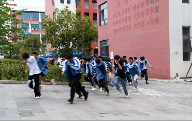 畢節(jié)工業(yè)職業(yè)技術(shù)學(xué)院舉行安全疏散演練、滅火演練及消防科普活動(dòng)