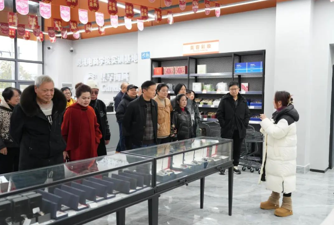 憶崢嶸歲月 話今朝發(fā)展——學(xué)院召開(kāi)退休干部、教職工座談會(huì)