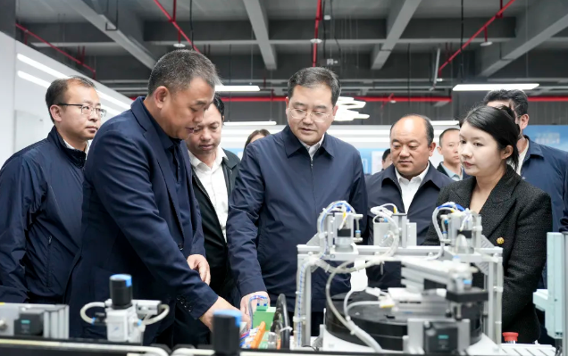 四川省人力資源和社會(huì)保障廳黨組成員、副廳長(zhǎng)劉曉博一行赴我院考察