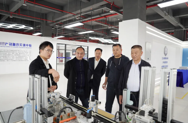 貴州省人民政府督學(xué)、省教育廳中小學(xué)名師名校長(zhǎng)培養(yǎng)管理辦公室主任謝笠率隊(duì)到我院考察調(diào)研職普融通工作