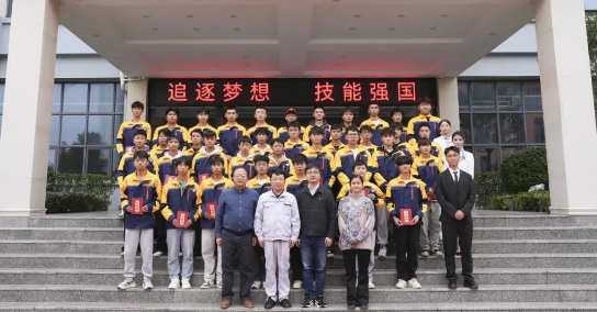 畢節(jié)工業(yè)職業(yè)技術(shù)學(xué)院舉辦“勞模工匠進(jìn)校園，匠心傳承育未來(lái)”系列活動(dòng)